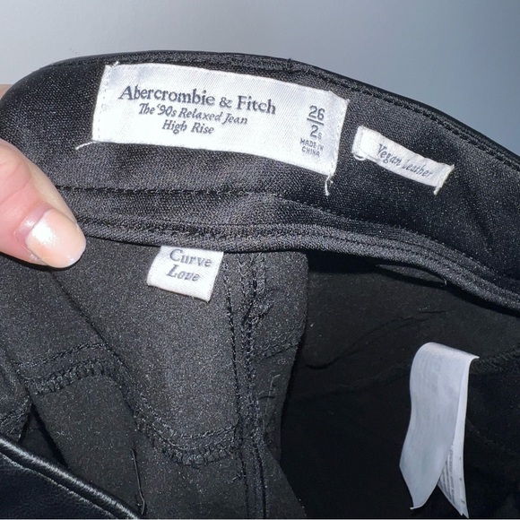 Abercrombie The 90s Relaxed Jean High Rise vegan leather - Picture 3 of 16